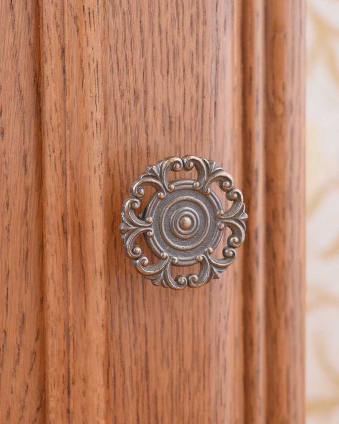 アンティークのキャビネット アンティーク家具 フランスから届いた木扉の収納、猫脚のアンティークナイトテーブル。取っ手のデザインも優雅フランスらしさは取っ手のデザインにも。(j-2036-f)