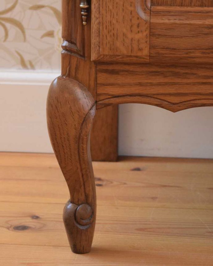 アンティークのキャビネット アンティーク家具 フランスから届いた木扉の収納、猫脚のアンティークナイトテーブル。女性1人でラクラク運べちゃう仕掛けHandleのアンティークの脚の裏にはフェルトキーパーが付いているんです。(j-2036-f)