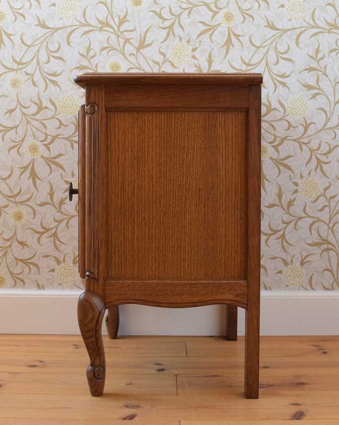 アンティークのキャビネット アンティーク家具 フランスから届いた木扉の収納、猫脚のアンティークナイトテーブル。横から見ても美しいんです正面はもちろん、横顔だってフランスらしく美しいです。(j-2036-f)