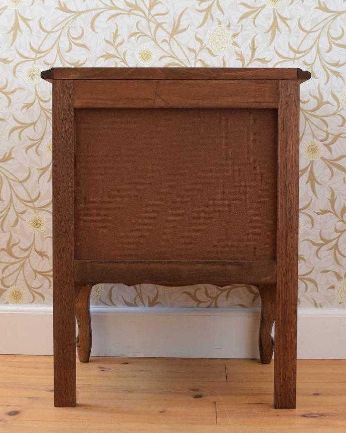 アンティークのキャビネット アンティーク家具 フランスから届いた木扉の収納、猫脚のアンティークナイトテーブル。後ろから見ても・・・アンティークは新品ではないので、もちろん経年変化によるキズはありますが、専門の職人がお直しをしているので、後ろ姿もキレイです。(j-2036-f)