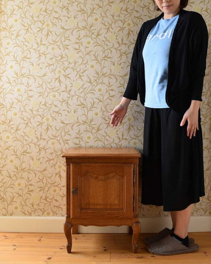 アンティークのキャビネット　アンティーク家具　可愛い小さなアンティーク、フランスから届いたナイトテーブル。フランスらしさがギュッと詰まっていますコンパクトなサイズなのにフランスらしく優雅な雰囲気がたっぷり詰まったキャビネット。(j-2037-f)