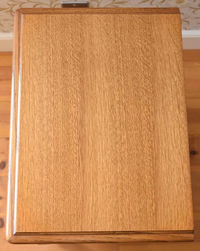 アンティークのキャビネット　アンティーク家具　可愛い小さなアンティーク、フランスから届いたナイトテーブル。上から見てみると･･･修復の際、天板の塗装もキレイに仕上げました。(j-2037-f)