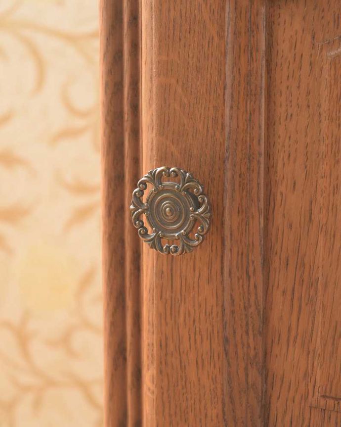 アンティークのキャビネット　アンティーク家具　可愛い小さなアンティーク、フランスから届いたナイトテーブル。取っ手のデザインも優雅フランスらしさは取っ手のデザインにも。(j-2037-f)