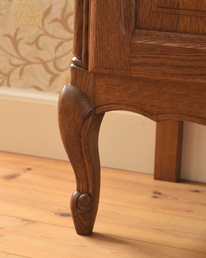 アンティークのキャビネット　アンティーク家具　可愛い小さなアンティーク、フランスから届いたナイトテーブル。女性1人でラクラク運べちゃう仕掛けHandleのアンティークの脚の裏にはフェルトキーパーが付いているんです。(j-2037-f)