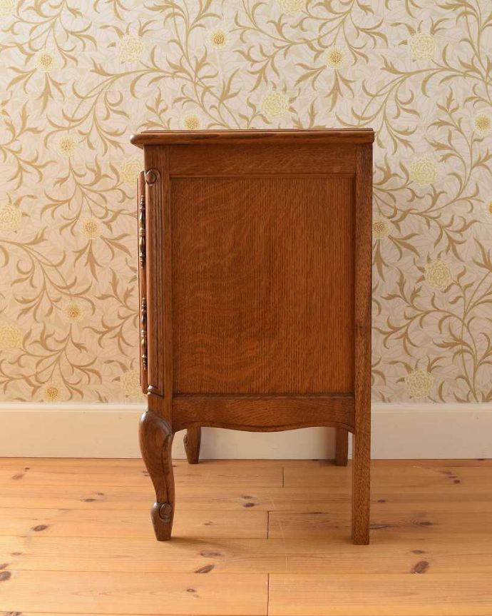 アンティークのキャビネット　アンティーク家具　可愛い小さなアンティーク、フランスから届いたナイトテーブル。横から見ても美しいんです正面はもちろん、横顔だってフランスらしく美しいです。(j-2037-f)
