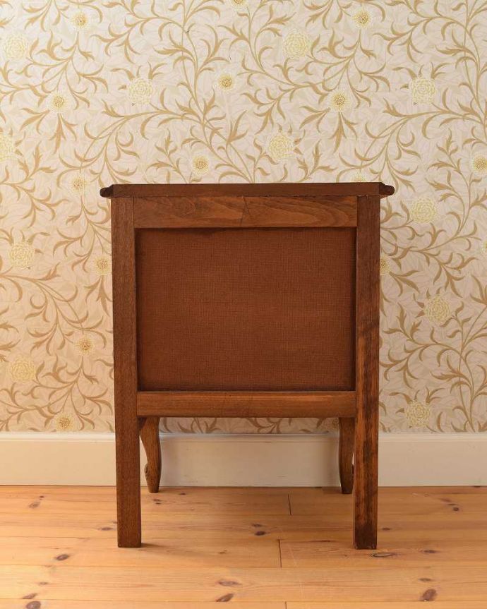 アンティークのキャビネット　アンティーク家具　可愛い小さなアンティーク、フランスから届いたナイトテーブル。後ろから見ても･･･アンティークは新品ではないので、もちろん経年変化によるキズはありますが、専門の職人がお直しをしているので、後ろ姿もキレイです。(j-2037-f)