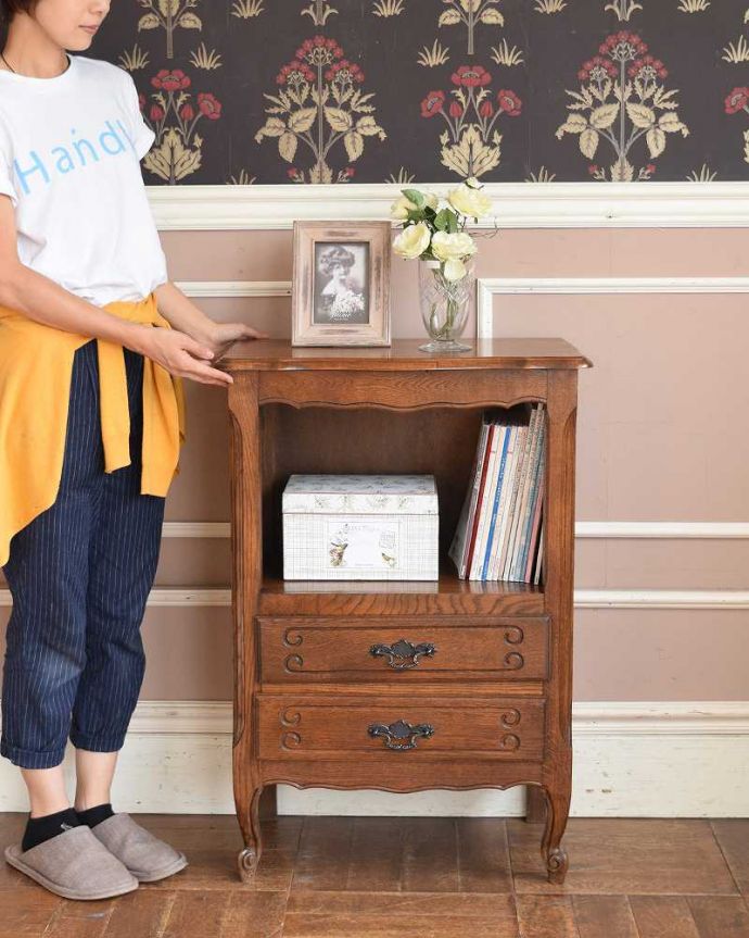 アンティークのキャビネット　アンティーク家具　アンティークのフランス家具、オープンスペース付きのキャビネット（ナイトテーブル）。フランスらしさがギュッと詰まっていますコンパクトなサイズなのにフランスらしく優雅な雰囲気がたっぷり詰まったキャビネット。(j-2038-f)