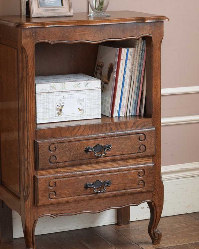 アンティークのキャビネット　アンティーク家具　アンティークのフランス家具、オープンスペース付きのキャビネット（ナイトテーブル）。どこにでも置けるサイズが魅力ベッドやソファの横など、どこにでも置けるコンパクトさ。(j-2038-f)