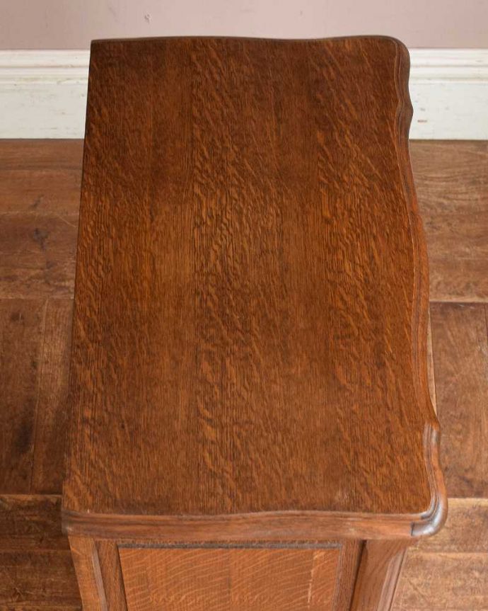 アンティークのキャビネット　アンティーク家具　アンティークのフランス家具、オープンスペース付きのキャビネット（ナイトテーブル）。上から見てみると･･･修復の際、天板の塗装もキレイに仕上げました。(j-2038-f)