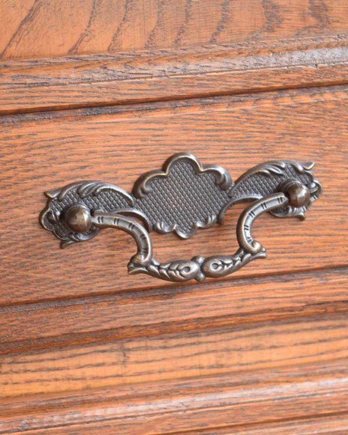 アンティークのキャビネット　アンティーク家具　アンティークのフランス家具、オープンスペース付きのキャビネット（ナイトテーブル）。取っ手のデザインも優雅フランスらしさは取っ手のデザインにも。(j-2038-f)