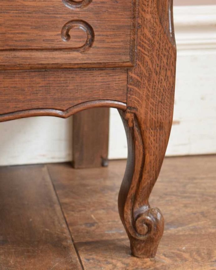 アンティークのキャビネット　アンティーク家具　アンティークのフランス家具、オープンスペース付きのキャビネット（ナイトテーブル）。女性１人でラクラ運べちゃうんですHandleのアンティークは、脚の裏にフェルトキーパーをお付けしています。(j-2038-f)