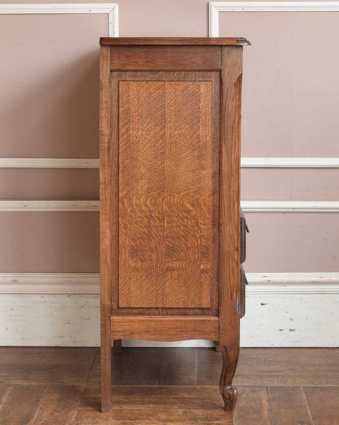 アンティークのキャビネット　アンティーク家具　アンティークのフランス家具、オープンスペース付きのキャビネット（ナイトテーブル）。横から見ても素敵なんですもちろん、横から見てもキレイに仕上がっているので、いろんな場所に置いて使って下さい。(j-2038-f)