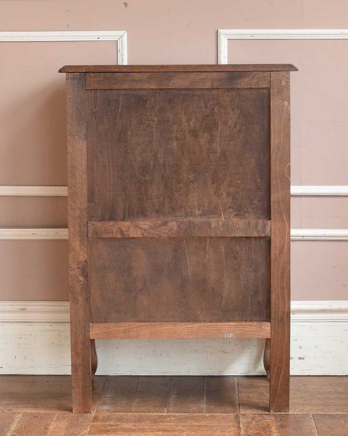 アンティークのキャビネット　アンティーク家具　アンティークのフランス家具、オープンスペース付きのキャビネット（ナイトテーブル）。後ろから見ても･･･アンティークは新品ではないので、もちろん経年変化によるキズはありますが、専門の職人がお直しをしているので、後ろ姿もキレイです。(j-2038-f)