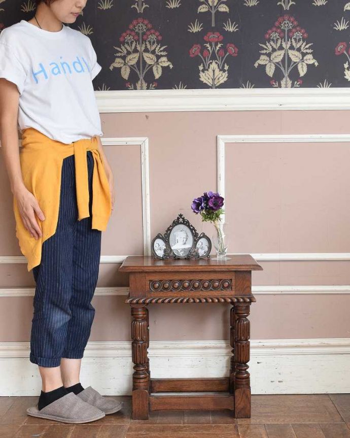 アンティークのキャビネット　アンティーク家具　フランス輸入のアンティーク家具、彫りがキレイなソーイングボックス。たっぷり入った細かい彫が美しいベッドやソファの横など、どこにでもちょこんと置けるコンパクトサイズの家具には、たっぷりの彫。(j-2040-f)