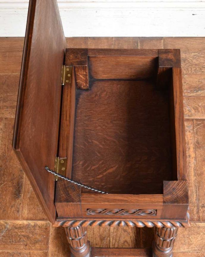 アンティークのキャビネット　アンティーク家具　フランス輸入のアンティーク家具、彫りがキレイなソーイングボックス。天板を持ち上げると･･･中は収納ボックスになっています。(j-2040-f)
