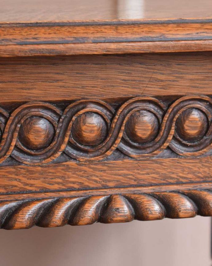 アンティークのキャビネット　アンティーク家具　フランス輸入のアンティーク家具、彫りがキレイなソーイングボックス。アンティークらしい彫現代のように機械が発達していない時代に、どうやって彫ったんだろう･･･不思議になるくらいの美しさです。(j-2040-f)