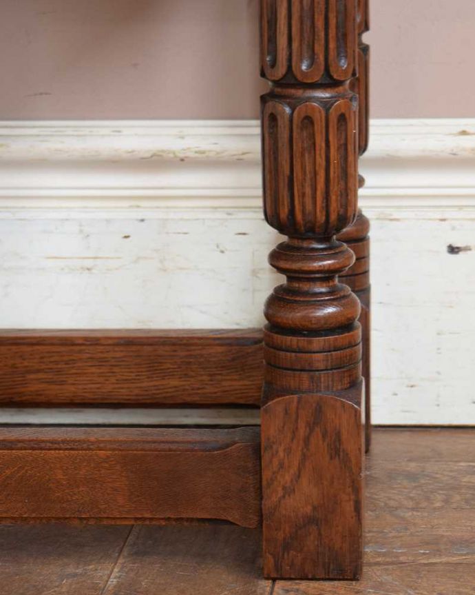 アンティークのキャビネット　アンティーク家具　フランス輸入のアンティーク家具、彫りがキレイなソーイングボックス。女性1人でラクラク運べちゃう仕掛けHandleのアンティークは、脚の裏にフェルトキーパーをお付けしています。(j-2040-f)