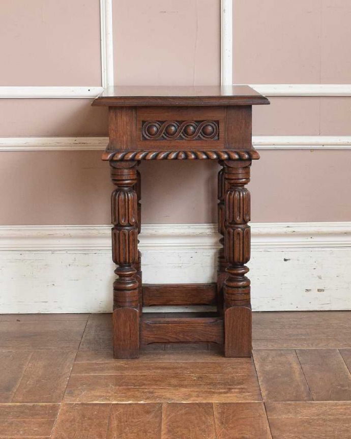 アンティークのキャビネット　アンティーク家具　フランス輸入のアンティーク家具、彫りがキレイなソーイングボックス。横から見てもキレイですもちろん、横顔だってキレイ！どこから見ても絵になります。(j-2040-f)