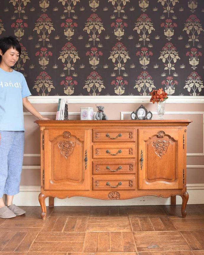 サイドボード アンティーク家具 フランスらしい優雅なデザイン、アンティークのサイドボード。優雅な雰囲気が漂うフランスのアンティークフランスらしい美しい彫が入ったサイドボードは、どんな場所に置いてもまるで絵画を見ているように美しいんです。(j-2041-f)