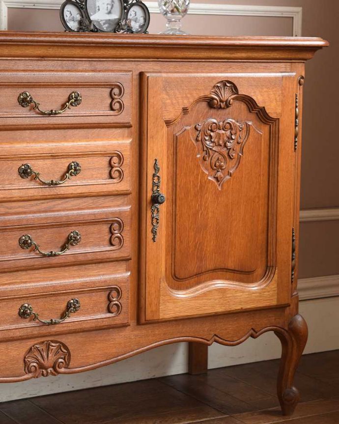 サイドボード アンティーク家具 フランスらしい優雅なデザイン、アンティークのサイドボード。うっとりしちゃう彫の美しさ眺めているだけで幸せになっちゃうフランスらしい優雅な彫。(j-2041-f)