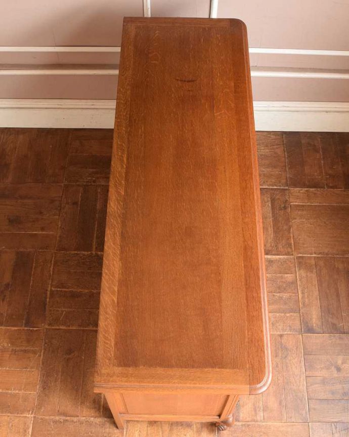 サイドボード アンティーク家具 フランスらしい優雅なデザイン、アンティークのサイドボード。上から見てみると・・・天板もこんな感じで修復の際、キレイに仕上げました。(j-2041-f)