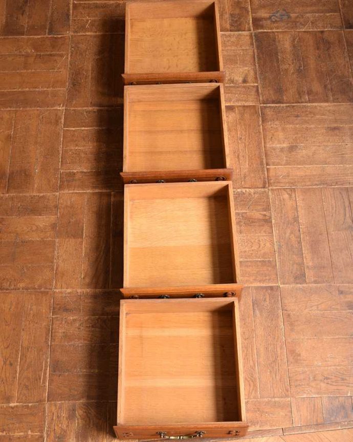 サイドボード アンティーク家具 フランスらしい優雅なデザイン、アンティークのサイドボード。いろんなものを入れて使って下さいもちろん引き出しの中も職人がキレイに直しました。(j-2041-f)