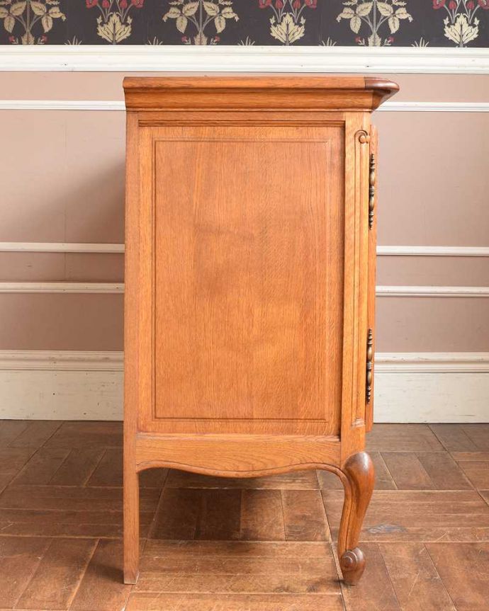 サイドボード アンティーク家具 フランスらしい優雅なデザイン、アンティークのサイドボード。横顔だっても美しい正面だけじゃなく横から見てもキレイです。(j-2041-f)