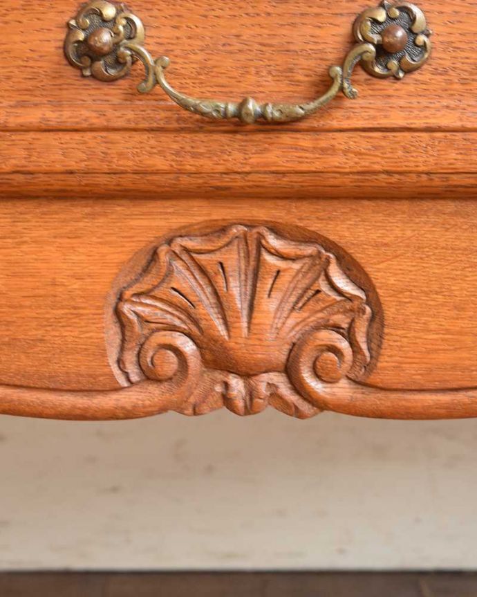 サイドボード アンティーク家具 フランスらしい優雅なデザイン、アンティークのサイドボード。優雅なデザインまだ機械が発達していない時代に、どうやって造ったんだろう・・・。(j-2041-f)