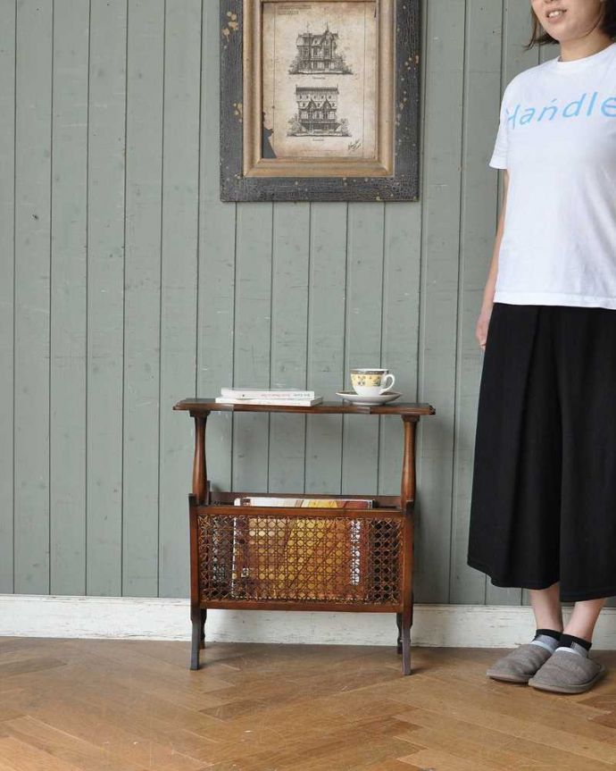 マガジンラック　アンティーク家具　便利に使える、テーブル付きのアンティークマガジンラック。。(j-2042-f)