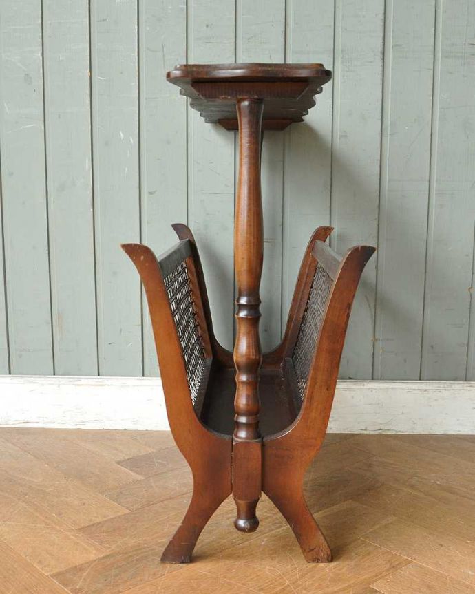 マガジンラック アンティーク家具 便利に使える、テーブル付きのアンティークマガジンラック。横から見ると・・・360度、どの角度から見ても素敵なデザインです。(j-2042-f)