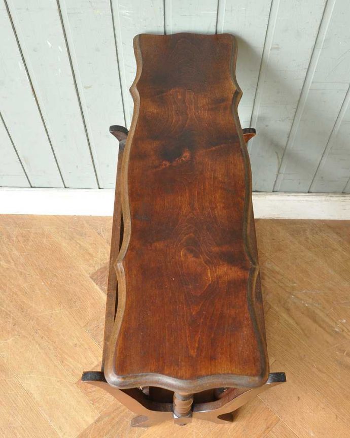 マガジンラック アンティーク家具 便利に使える、テーブル付きのアンティークマガジンラック。天板が付いています読みかけの本やお茶が置ける天板付きなので使い勝手も便利。(j-2042-f)