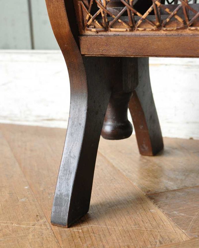 マガジンラック アンティーク家具 便利に使える、テーブル付きのアンティークマガジンラック。持ち上げなくても移動ラクラクHandleのアンティーク家具の足の裏にはフェルトキーパーをお付けしています。(j-2042-f)