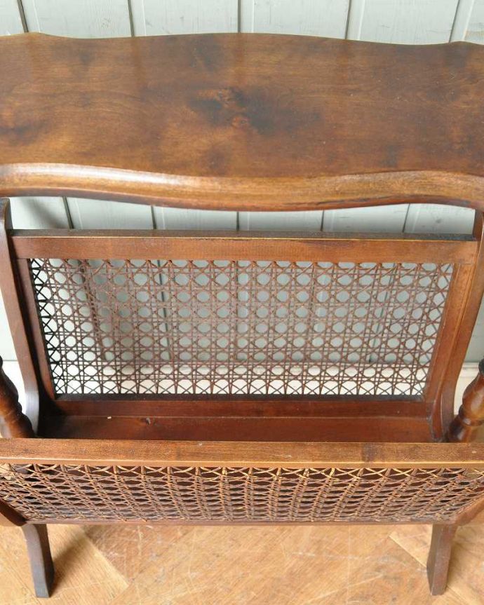 マガジンラック アンティーク家具 便利に使える、テーブル付きのアンティークマガジンラック。雑誌を入れる部分もキレイに修復しましたアンティークは新品ではないので、経年変化によるキズはありますが、専門の職人がキレイにお直しをしています。(j-2042-f)