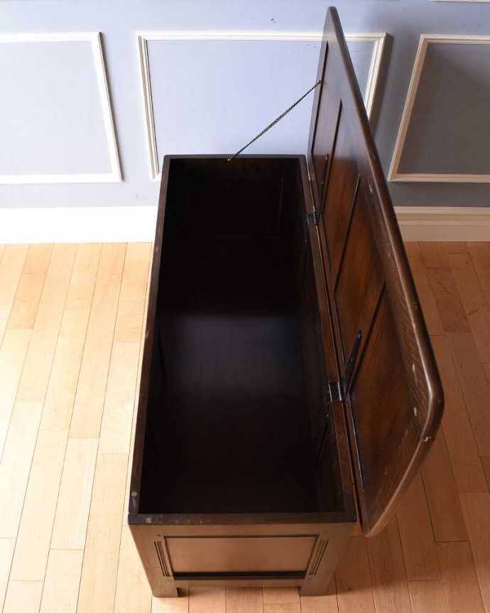 ブランケットボックス・収納ボックス　アンティーク家具　収納しながら、ベンチやテーブルとしても使える便利な英国アンティーク家具、コファ。フタを開くと･･･本やクッション、ブランケットなど、リビングで散らかっているものをたっぷり収納できます。(j-2044-f)