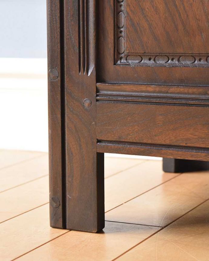 ブランケットボックス・収納ボックス　アンティーク家具　収納しながら、ベンチやテーブルとしても使える便利な英国アンティーク家具、コファ。女性1人でラクラク運べちゃう仕掛けHandleのアンティークは、脚の裏にフェルトキーパーをお付けしています。(j-2044-f)