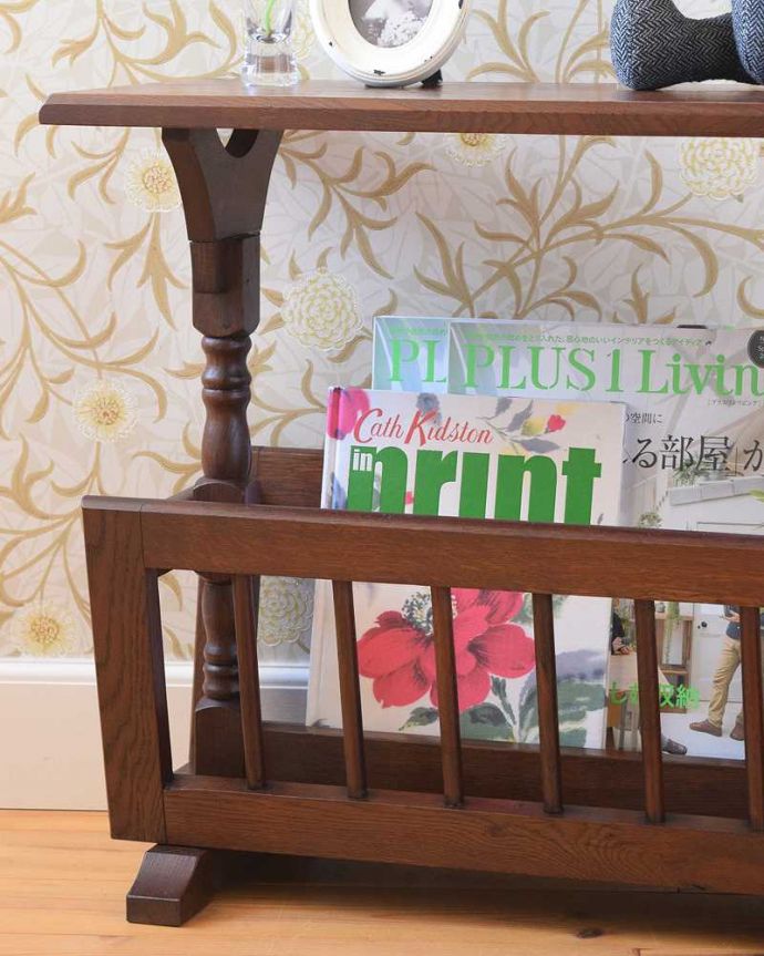 マガジンラック　アンティーク家具　サイドテーブルになる天板付きの英国デザインのアンティークマガジンラック。使いやすさNo.1！小さなアンティークどのお家でも必ず使っているマガジンラックも、アンティークだったら、デザインが素敵なんです。(j-2045-f)