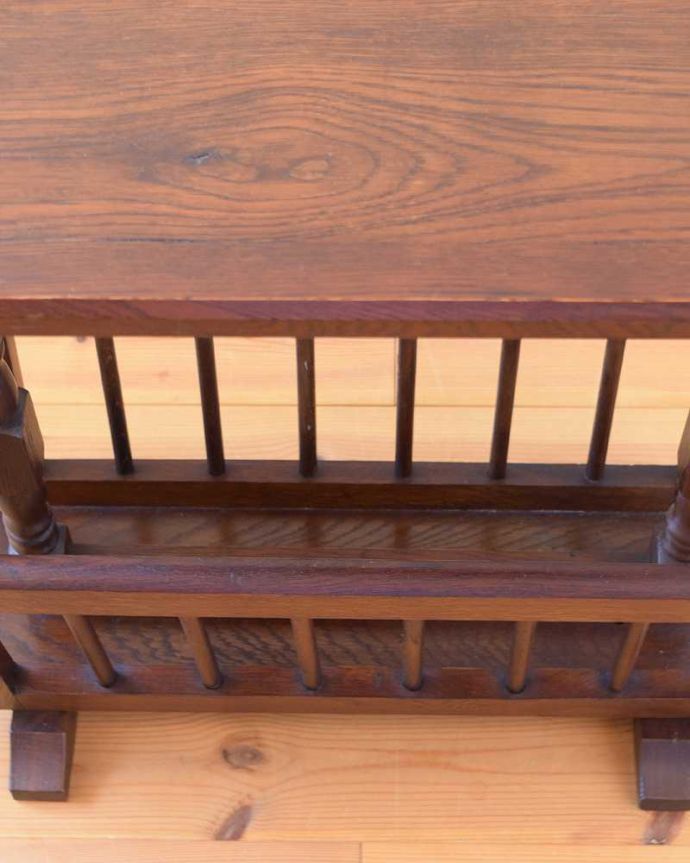 マガジンラック　アンティーク家具　サイドテーブルになる天板付きの英国デザインのアンティークマガジンラック。雑誌を入れる部分もキレイに修復しましたアンティークは新品ではないので、経年変化によるキズはありますが、専門の職人がキレイにお直しをしています。(j-2045-f)