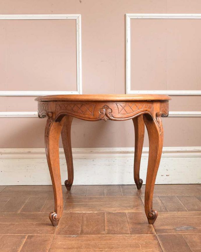 アンティークのテーブル　アンティーク家具　フランスのエレガントなアンティーク家具、網目天板が美しいコーヒーテーブル。こちら側も、もちろんキレイです！アンティークは新品ではないので、もちろん経年変化によるキズはありますが、専門の職人がキレイにお直しをしているので、どこから見てもキレイです。(j-2049-f)