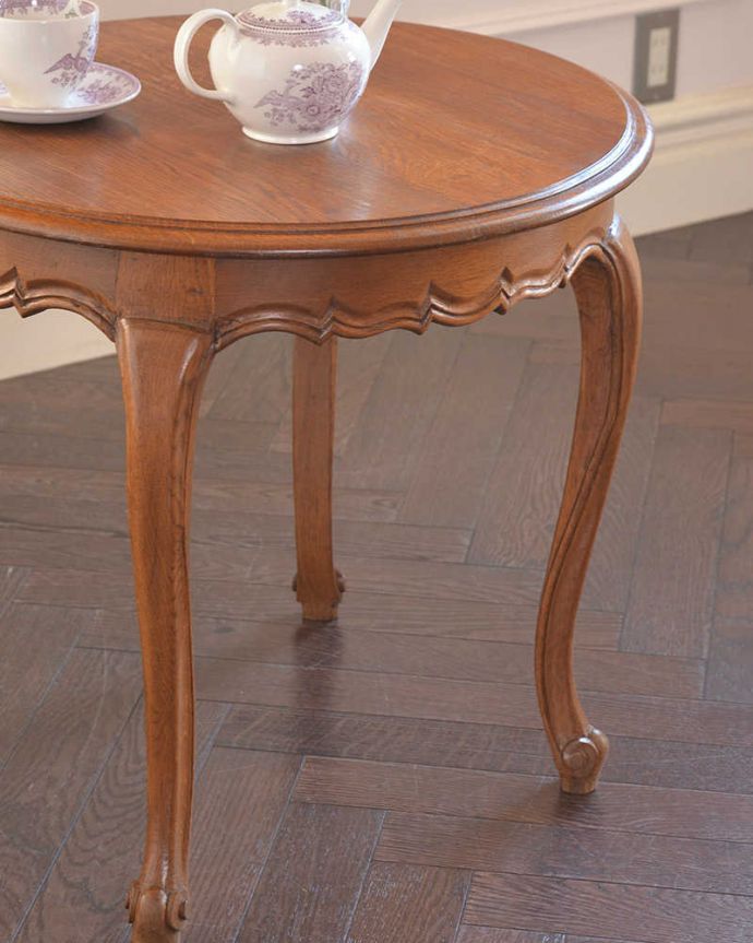 アンティークのテーブル　アンティーク家具　丸い形が華やかなフランスのアンティーク家具、コンパクトサイズのコーヒーテーブル。木目がとっても美しい･･･落ち着いた雰囲気なので、和室でもお使いいただけますよ。(j-2050-f)