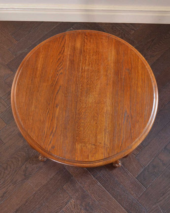 アンティークのテーブル　アンティーク家具　丸い形が華やかなフランスのアンティーク家具、コンパクトサイズのコーヒーテーブル。いろいろ便利に使えます。(j-2050-f)