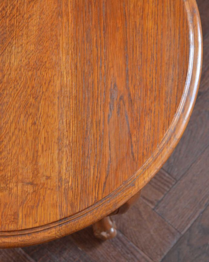 アンティークのテーブル　アンティーク家具　丸い形が華やかなフランスのアンティーク家具、コンパクトサイズのコーヒーテーブル。天板の周りのデザインもステキ天板の周りのカッティングも美しいんです。(j-2050-f)