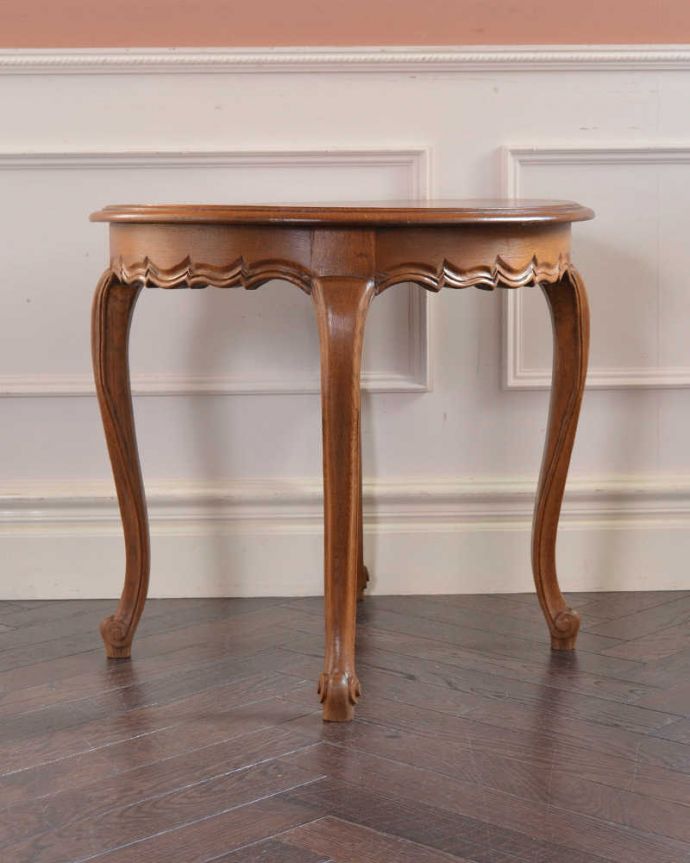 アンティークのテーブル　アンティーク家具　丸い形が華やかなフランスのアンティーク家具、コンパクトサイズのコーヒーテーブル。こちら側も、もちろんキレイです！アンティークは新品ではないので、もちろん経年変化によるキズはありますが、専門の職人がキレイにお直しをしているので、後ろ姿までキレイです。(j-2050-f)