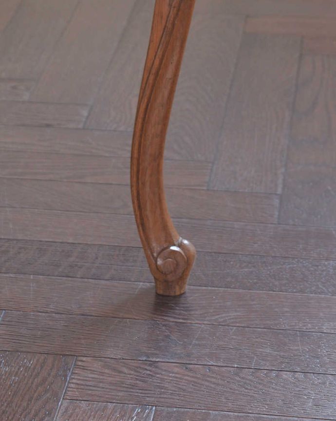 アンティークのテーブル　アンティーク家具　丸い形が華やかなフランスのアンティーク家具、コンパクトサイズのコーヒーテーブル。持ち上げなくても移動できます！Handleのアンティークは、脚の裏にフェルトキーパーをお付けしていますので、床を滑らせてれば移動が簡単です。(j-2050-f)