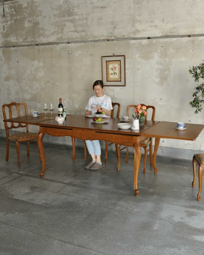 アンティークのテーブル　アンティーク家具　フランスのアンティーク家具、パーケット柄が美しい伸張式のドローリーフテーブル。家族や友だちが集まったら、大きく広げて使いましょう！もともとフランスサイズで作られた大きな家具だから、全部広げるとたっぷり大人数で囲める広さのテーブルに早変わりします。(j-2051-f)