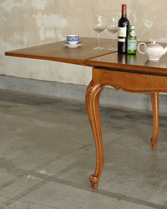 アンティークのテーブル　アンティーク家具　フランスのアンティーク家具、パーケット柄が美しい伸張式のドローリーフテーブル。やっぱり脚の美しさが自慢なんです！一番最初に目に飛び込んでくるフレンチカブリオレレッグ。(j-2051-f)