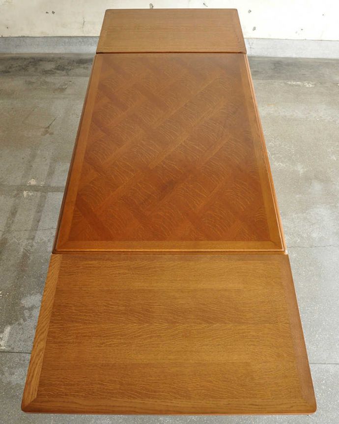 アンティークのテーブル　アンティーク家具　フランスのアンティーク家具、パーケット柄が美しい伸張式のドローリーフテーブル。上から見ると、天板には美しすぎる木の模様広げた状態で天板を見てみるとこんな感じ。(j-2051-f)