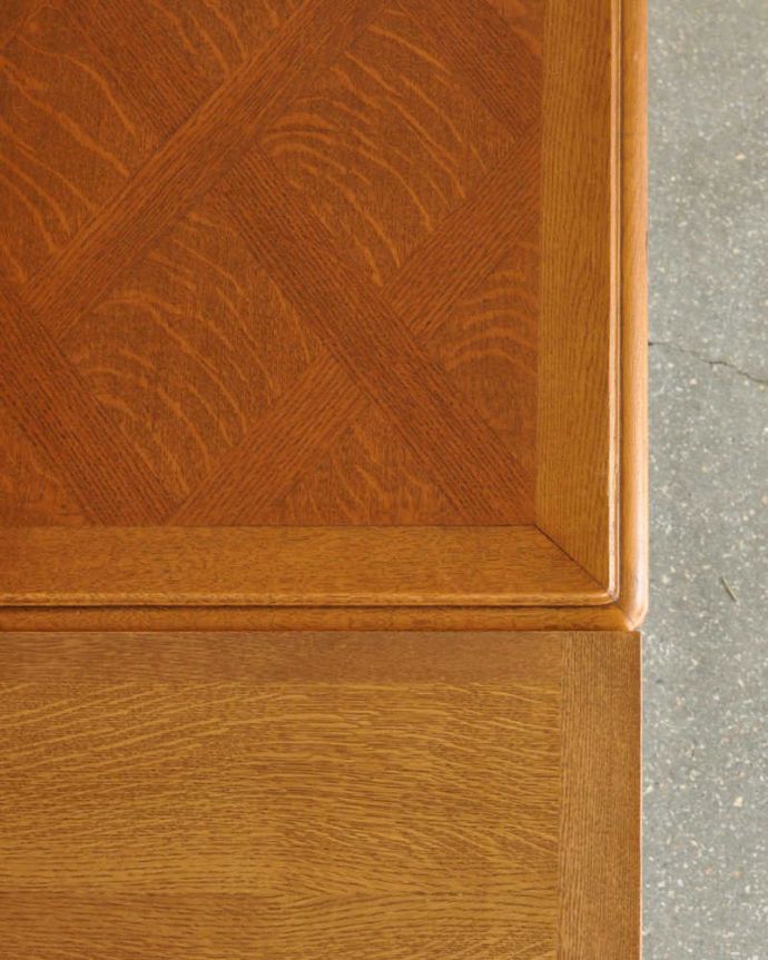 アンティークのテーブル　アンティーク家具　フランスのアンティーク家具、パーケット柄が美しい伸張式のドローリーフテーブル。近づいて見てみると、天板はこんな感じです。(j-2051-f)