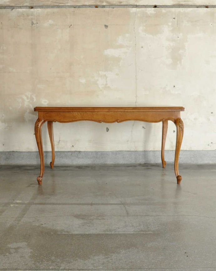 アンティークのテーブル　アンティーク家具　フランスのアンティーク家具、パーケット柄が美しい伸張式のドローリーフテーブル。横から見てもステキやっぱり脚の曲線が美しい･･･みんなに自慢したくなる脚線美です。(j-2051-f)