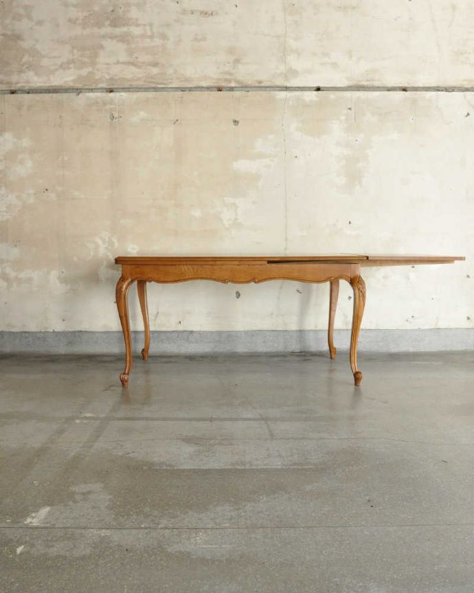 アンティークのテーブル　アンティーク家具　フランスのアンティーク家具、パーケット柄が美しい伸張式のドローリーフテーブル。片方だけ開いても･･･人数に合わせて、3タイプで大きさを選べるので、片方だけ開くと、こんな感じです。(j-2051-f)