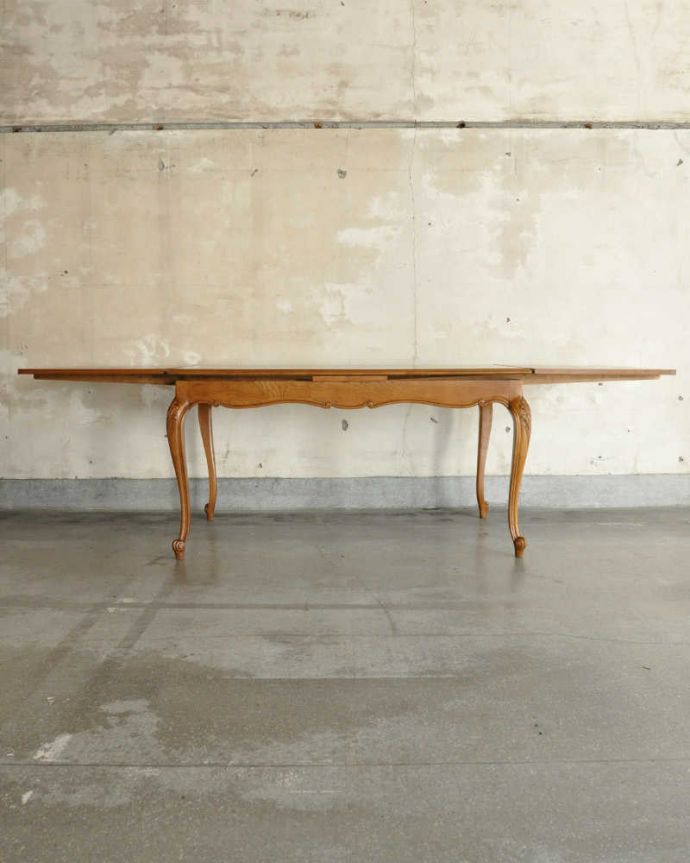 アンティークのテーブル　アンティーク家具　フランスのアンティーク家具、パーケット柄が美しい伸張式のドローリーフテーブル。両方開くとかなり大きなサイズ！フランスサイズなので、両方開くとかなり大きなダイニング。(j-2051-f)